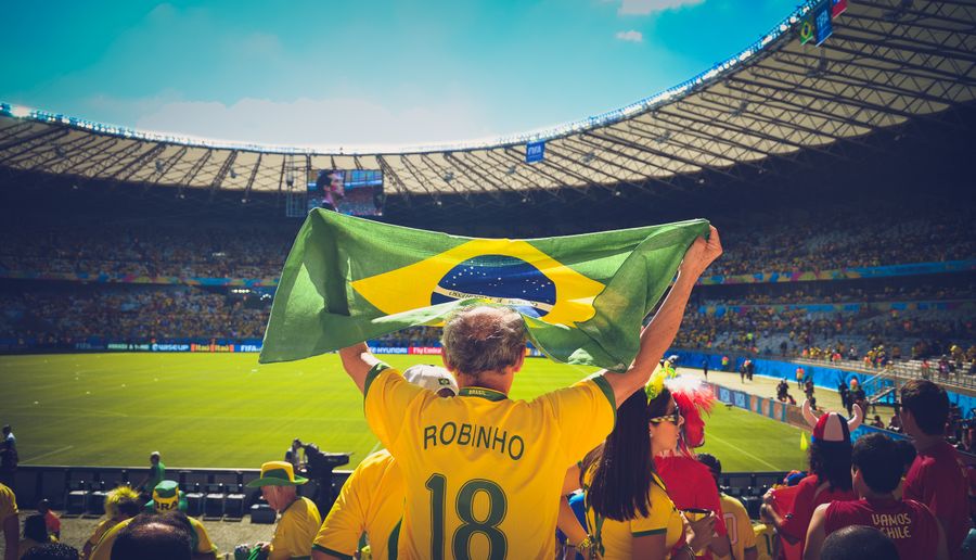 Fan hebt ein Trikot in die Höhe