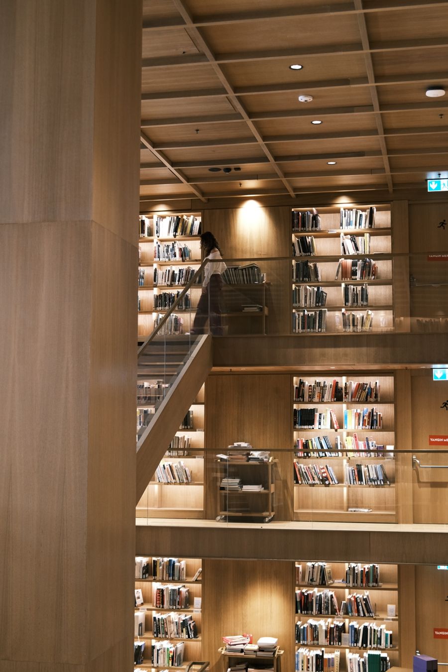Bücherregale in einer modernen Bibliothek