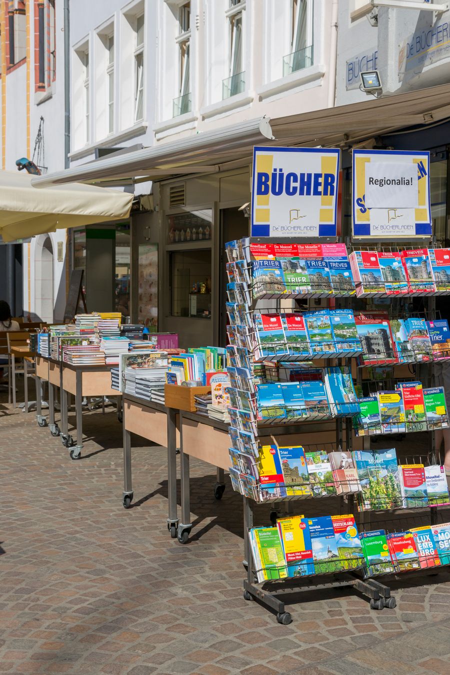 Bücherauslage mit deutschen Büchern vor einem Buchladen