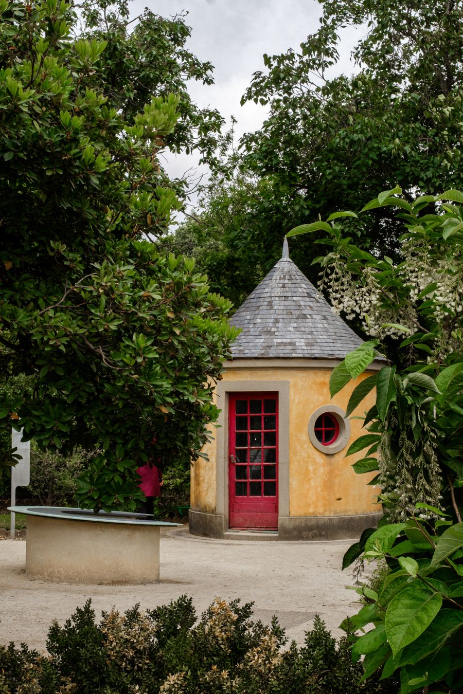 Achteckiges Gartenhäuschen mit spitzem Dach