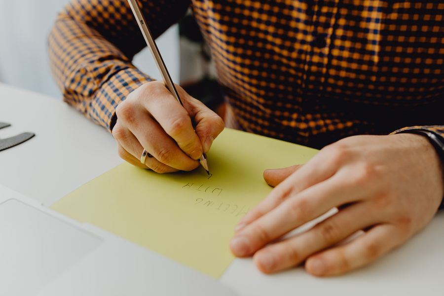 Handschrift mit Füllfederhalter auf Papier