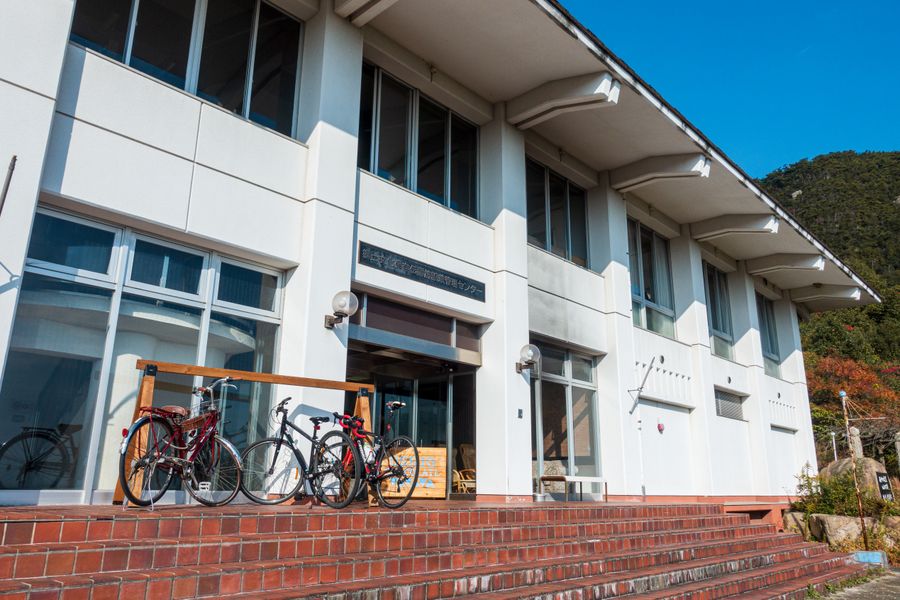 Schulgebäude mit abgestellten Fahrrädern