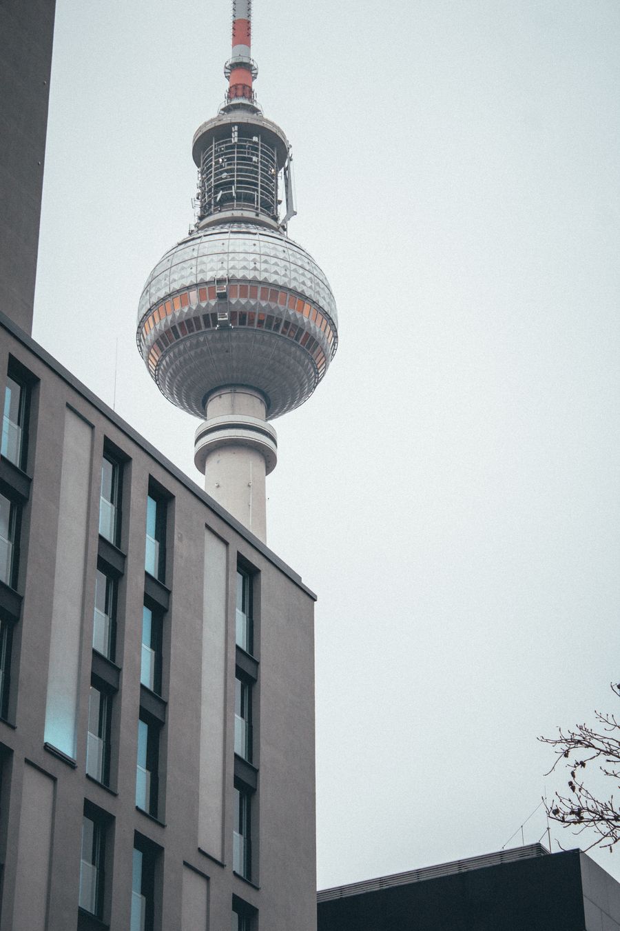 Fernsehturm zwischen Wohnhäusern in Berlin