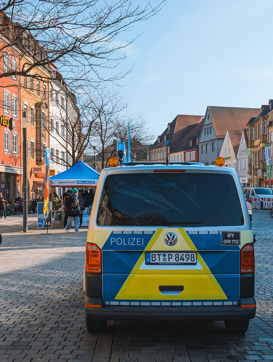Polizeifahrzeug auf einem Platz in einer deutschen Altstadt