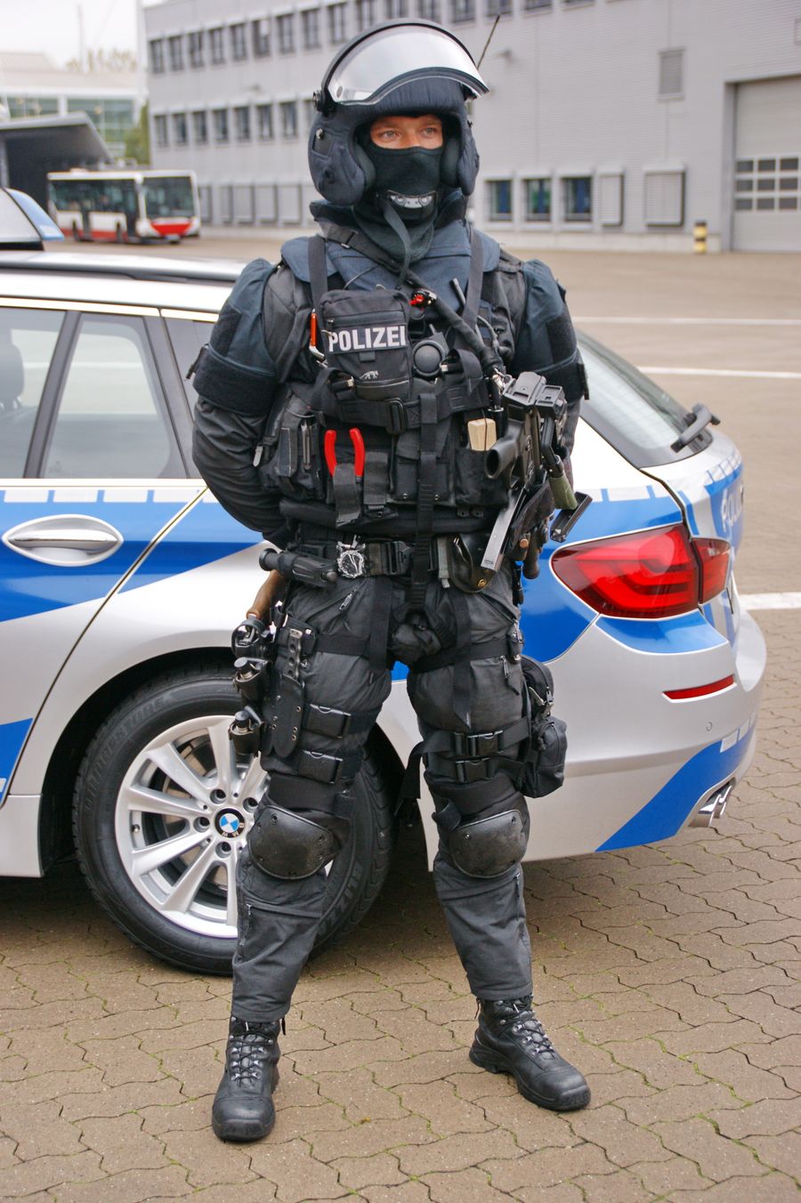 Deutscher Polizeibeamter in Einsatzkleidung