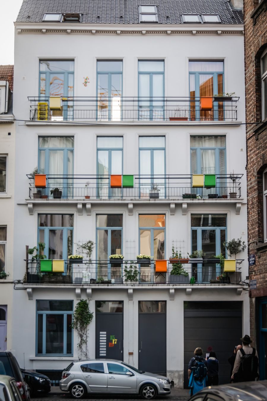 Wohnhausfassade mit Balkonen