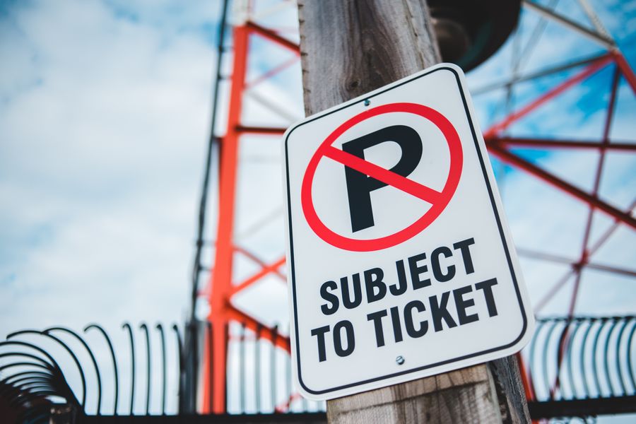 Schild Parken verboten mit Hinweis auf ein Bußgeld