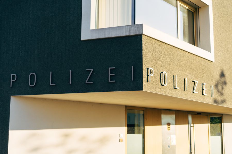 Schild POLIZEI an einem Gebäude