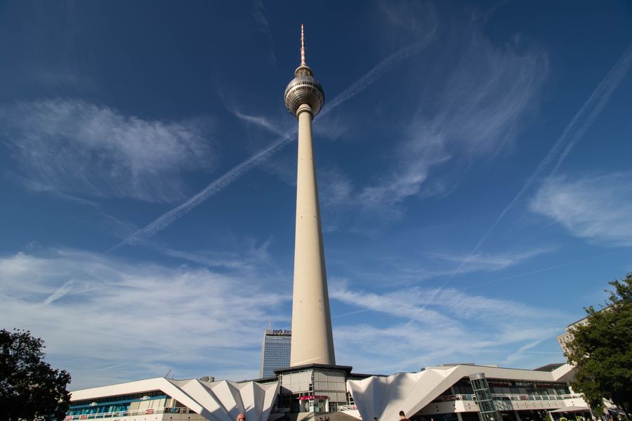 Berliner Fernsehturm vor blauem Himmel