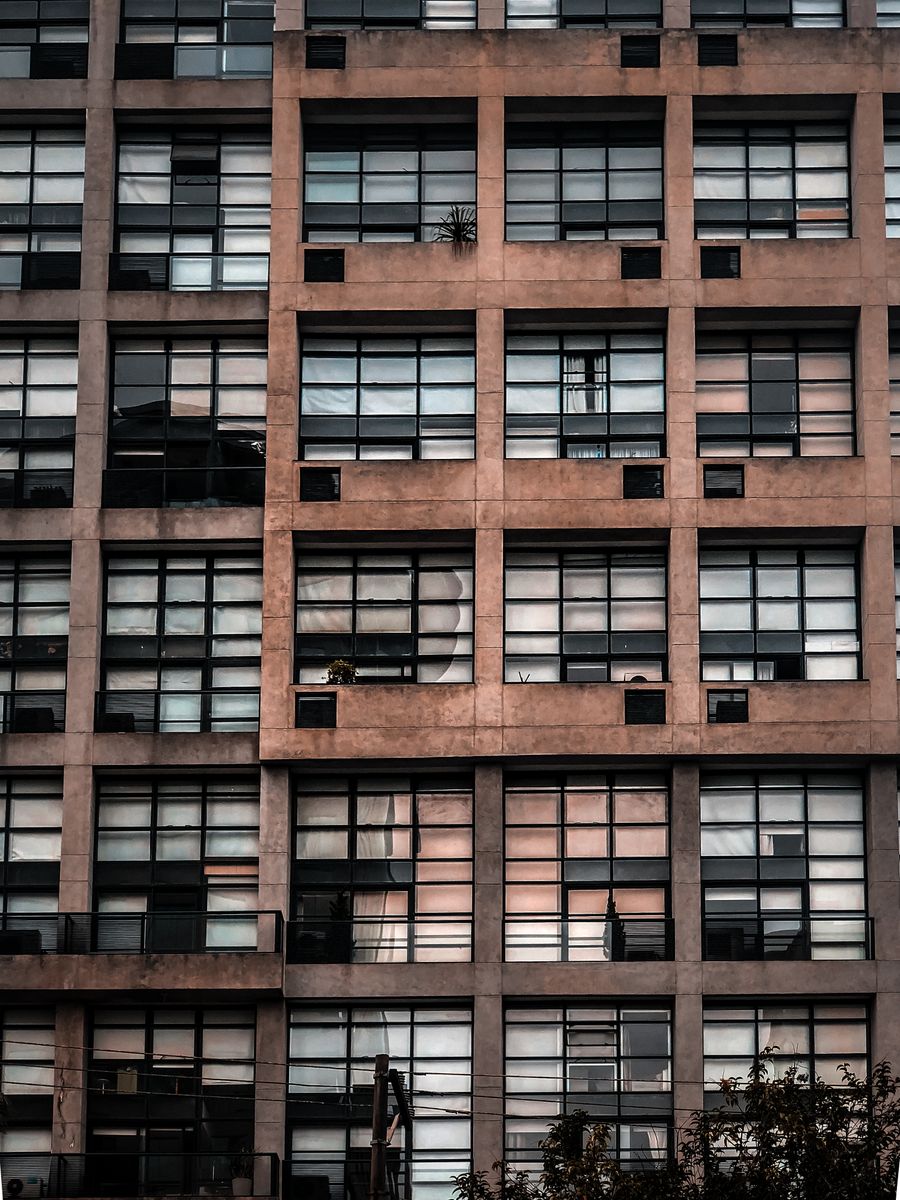 Moderne Wohnhausfassade mit Balkonen