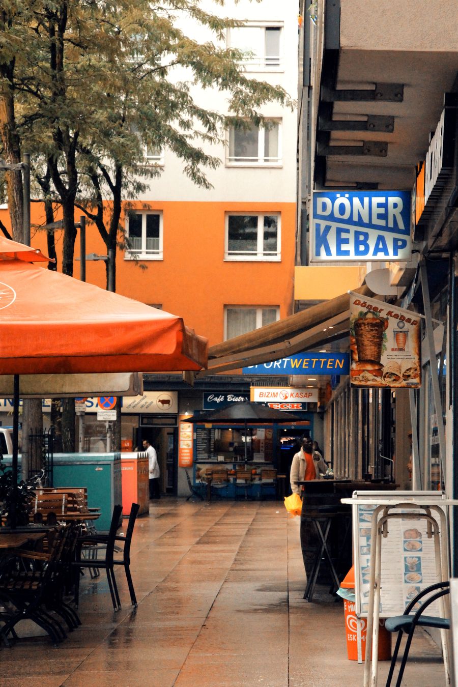 Straße mit Döner-Imbiss in Berlin