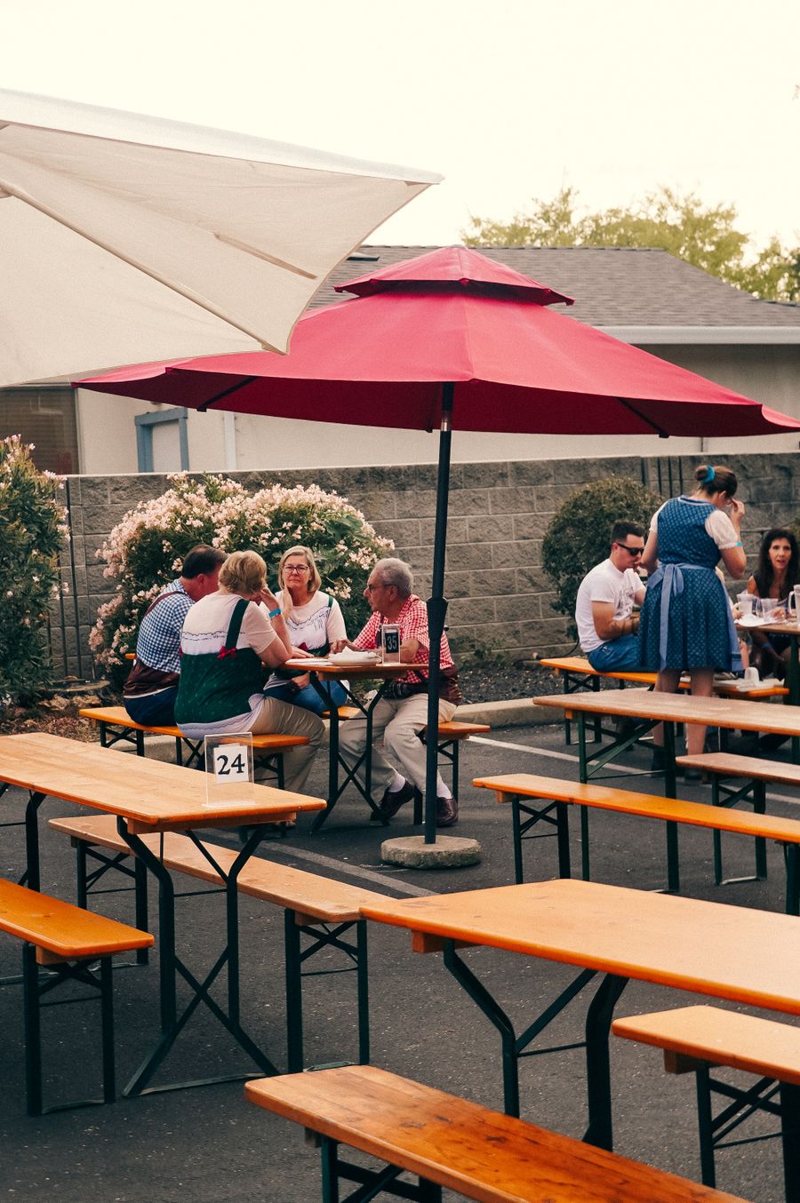 Biertische im Biergarten unter Sonnenschirmen