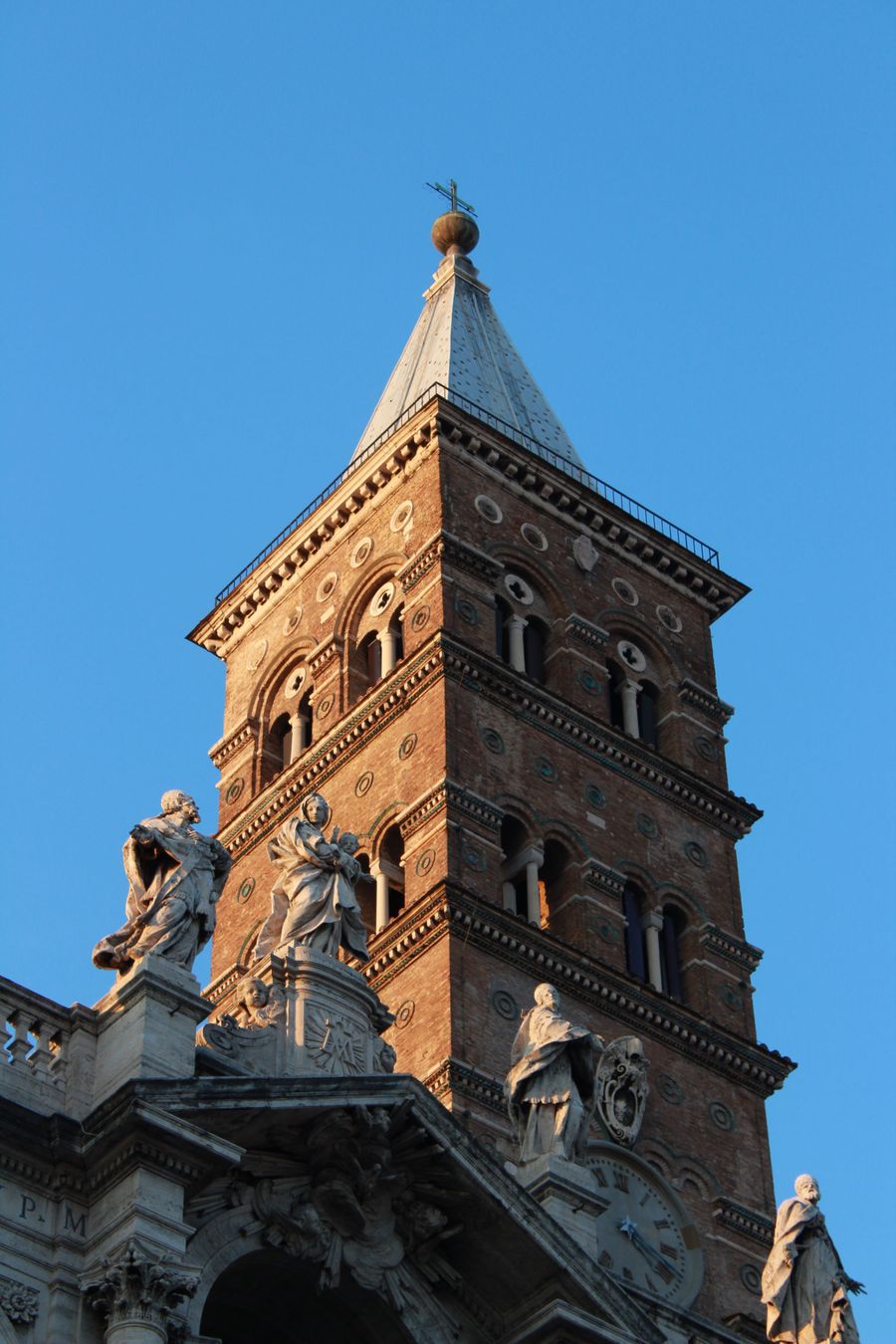 Kirchturm einer katholischen Kirche