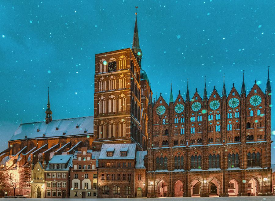 Beleuchtetes Rathaus bei Nacht
