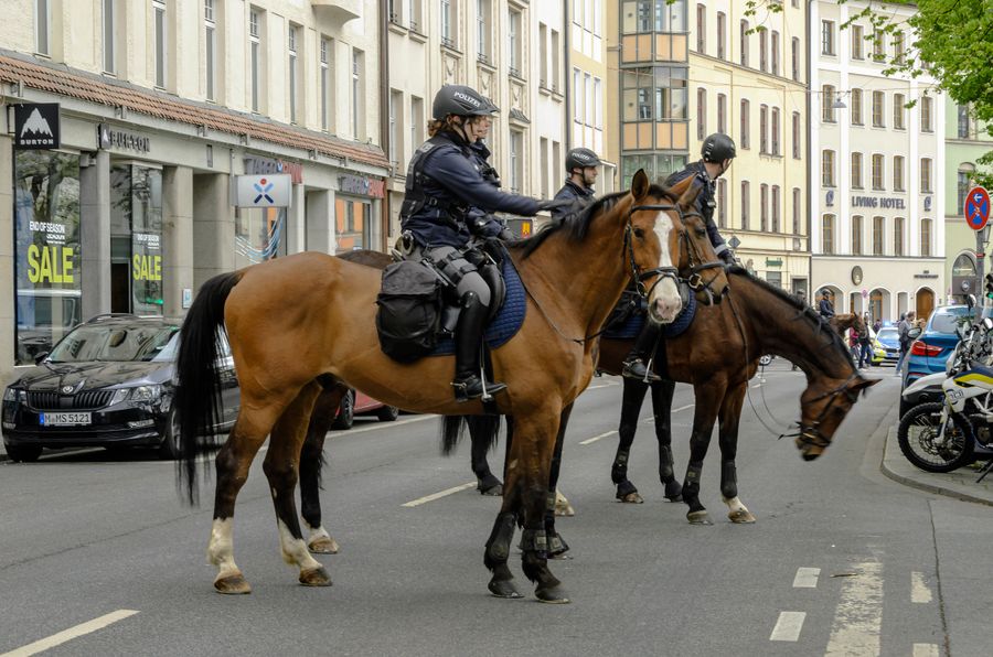 Berittene Polizei auf einer Straße in München