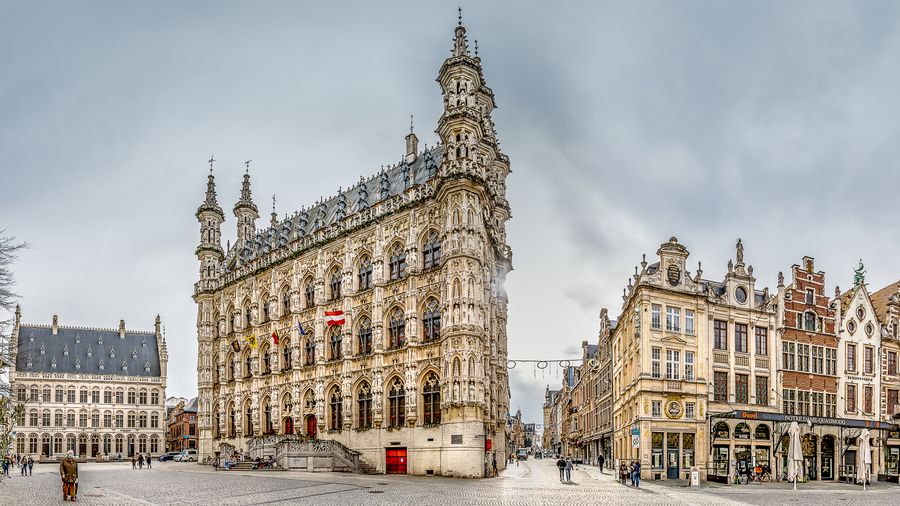 Rathausplatz mit historischem Rathaus