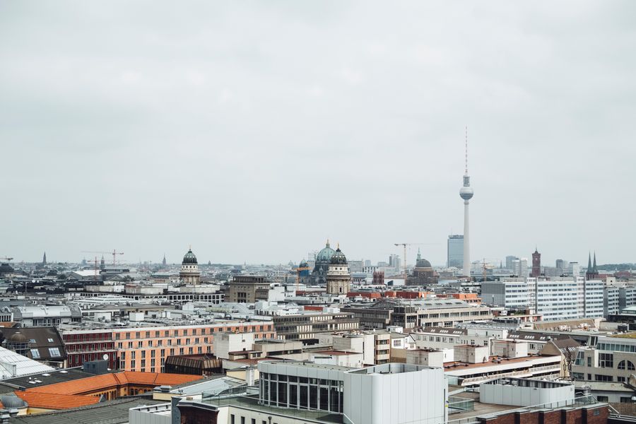 Blick über die Dächer von Berlin mit dem Fernsehturm