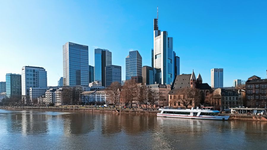 Die Frankfurter Skyline am Mainufer bei Sonnenschein