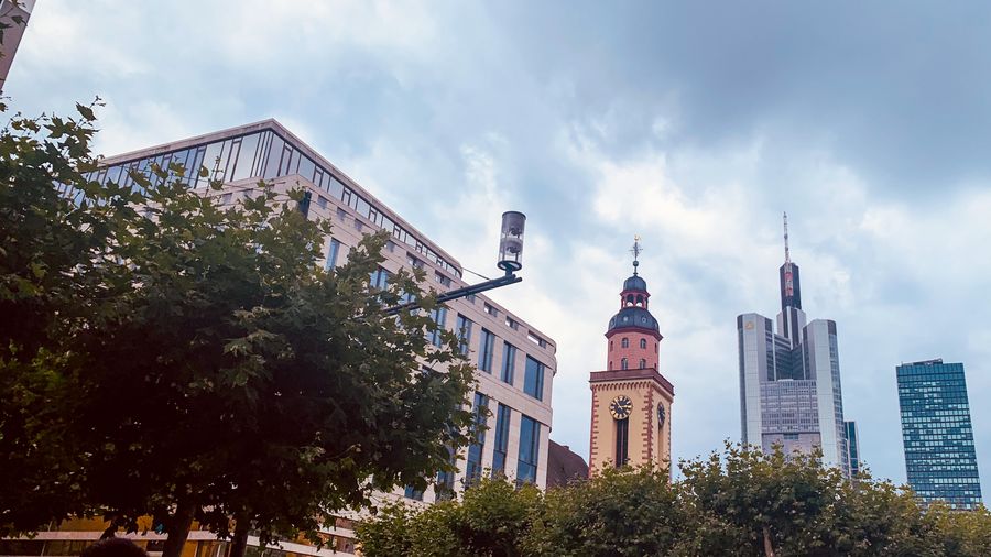 Frankfurter Skyline mit historischem Turm im Vordergrund