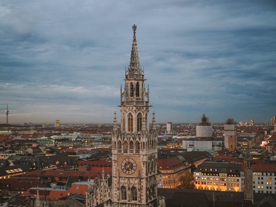 Der Turm des Neuen Rathauses über den Dächern von München
