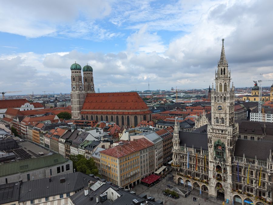Luftaufnahme vom Marienplatz mit Frauenkirche und Rathaus