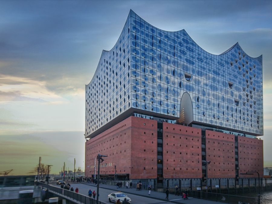 Die Elbphilharmonie in Hamburg bei Abendlicht