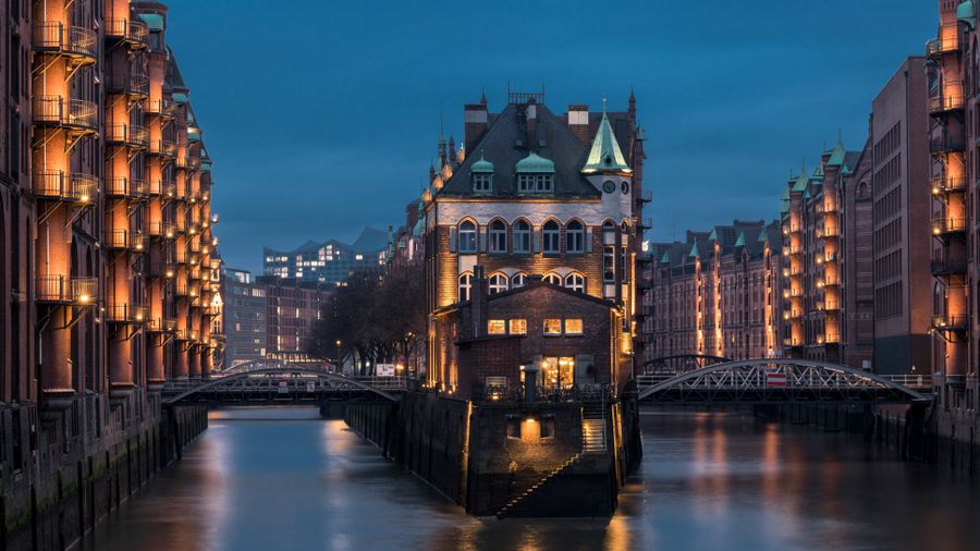 Die beleuchtete Speicherstadt in Hamburg bei Nacht