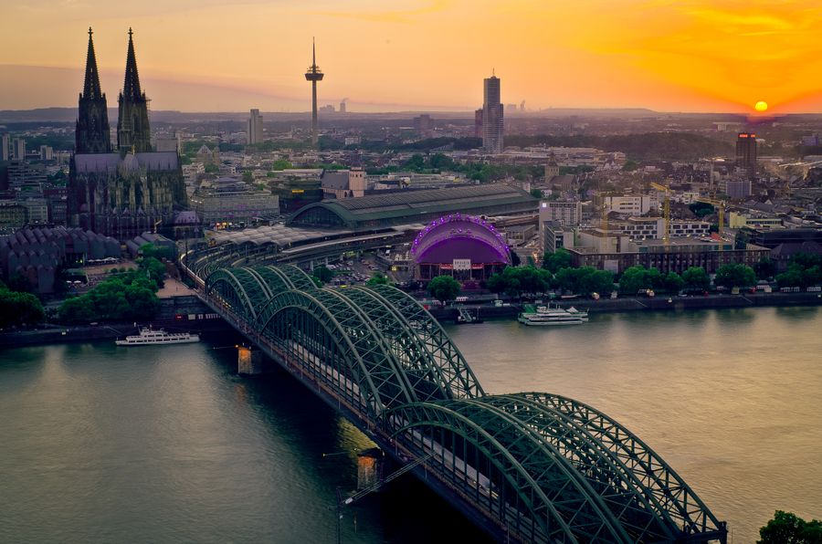 Der Kölner Dom und die Hohenzollernbrücke bei Sonnenuntergang