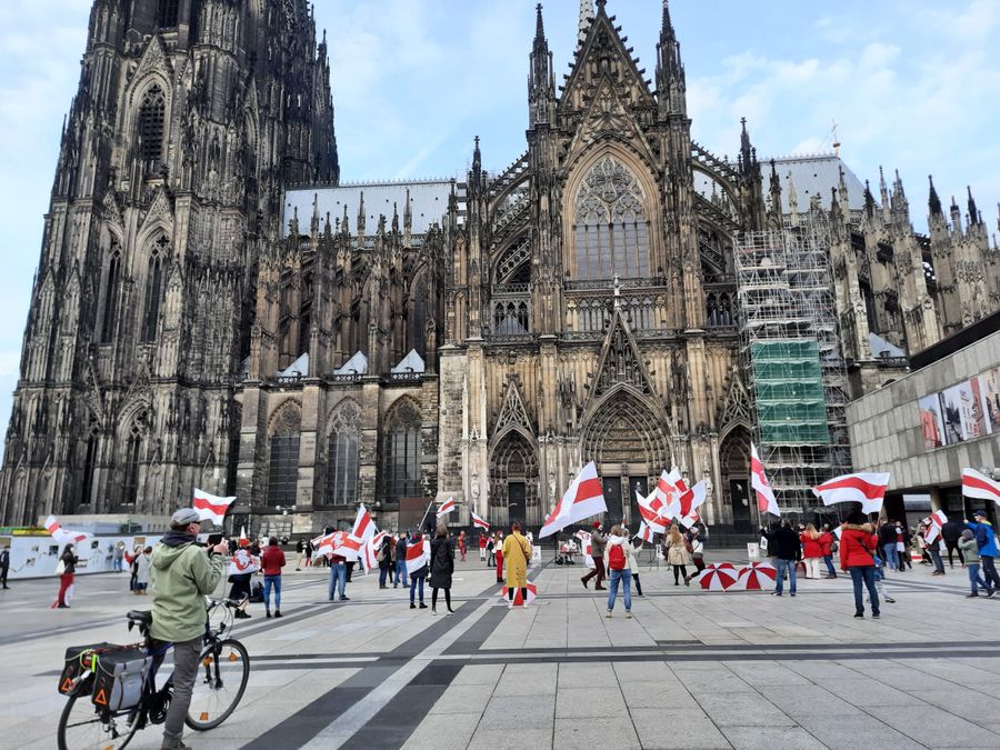 Der Kölner Dom mit Menschen auf dem Domplatz