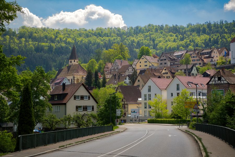 Ein Dorf in den bewaldeten Hügeln des Schwarzwalds